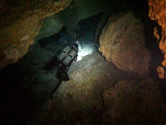 A Ana se esgueira nas estreitas passagens da caverna La Taina, em Santo Domingo, capital da República Dominicana